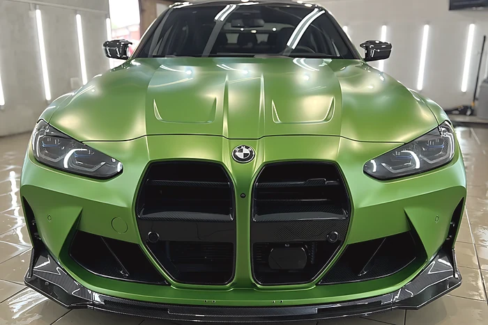 Matinis žalias BMW M4 su anglies pluošto skirtuvu Minerda studijoje
